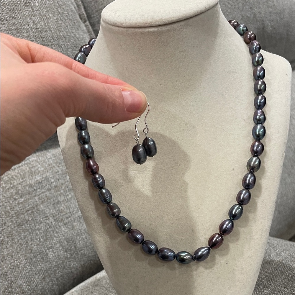 Elegant Black Pearl Necklace and Earring Set